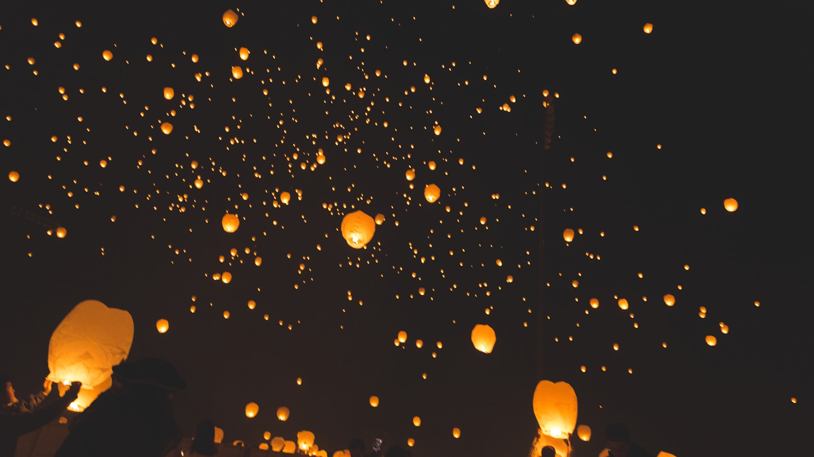 Festival de linternas en el cielo nocturno - Viatges Ballester